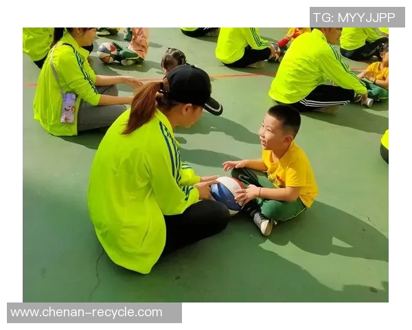 篮球明星亲临赛场助阵孩子比赛展现亲子情深与运动热情